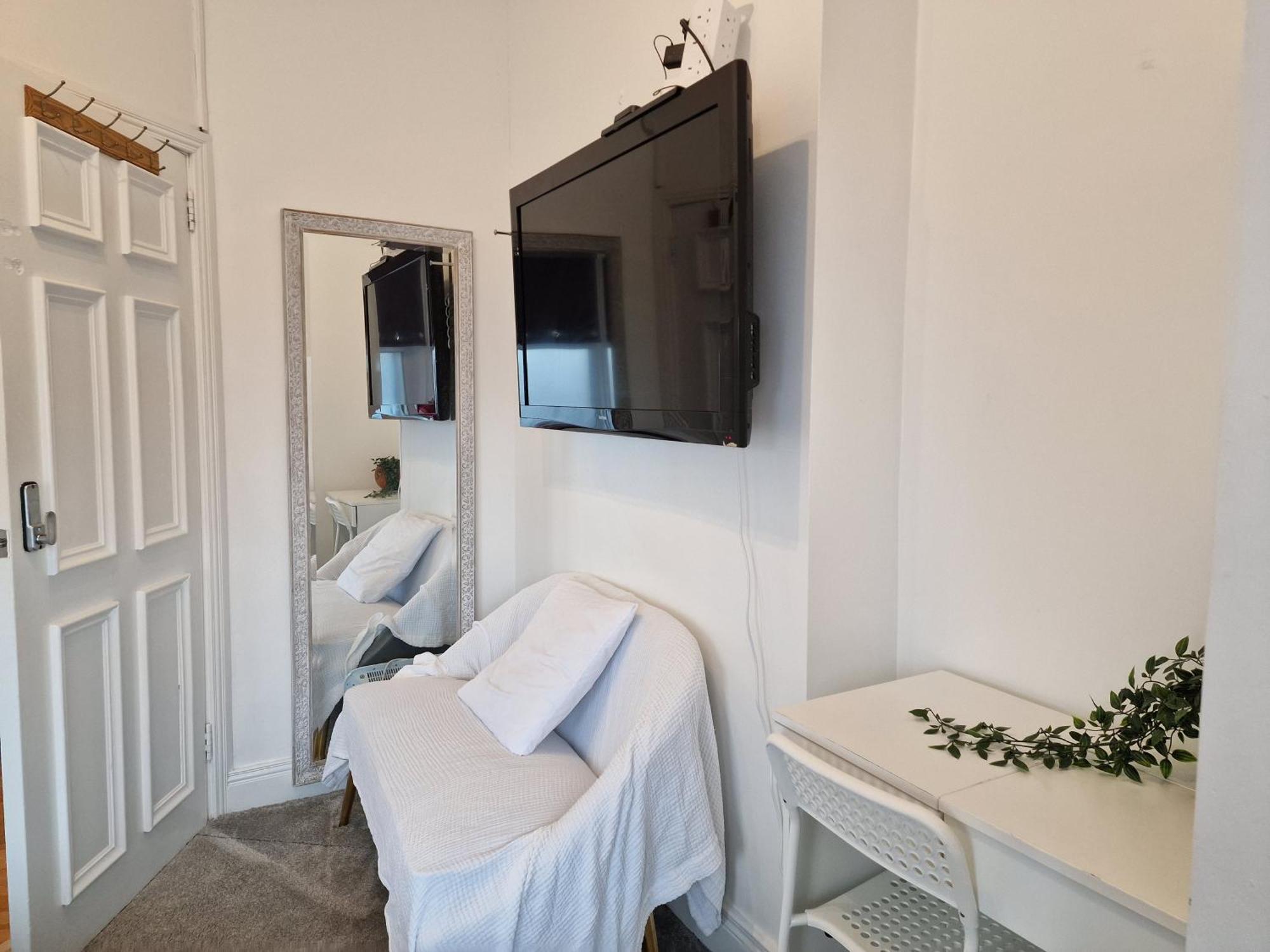 Hostel Aunty Katie'S House, Ni Tourist Board Certified & Located On The Main Oldpark Road To Belfast, With Free Continental Breakfast & Free Ultra Fast Sky Internet, Free Sky Sports & Free Sky Cinema, Self-Check In After 10Pm Gmt Exterior foto